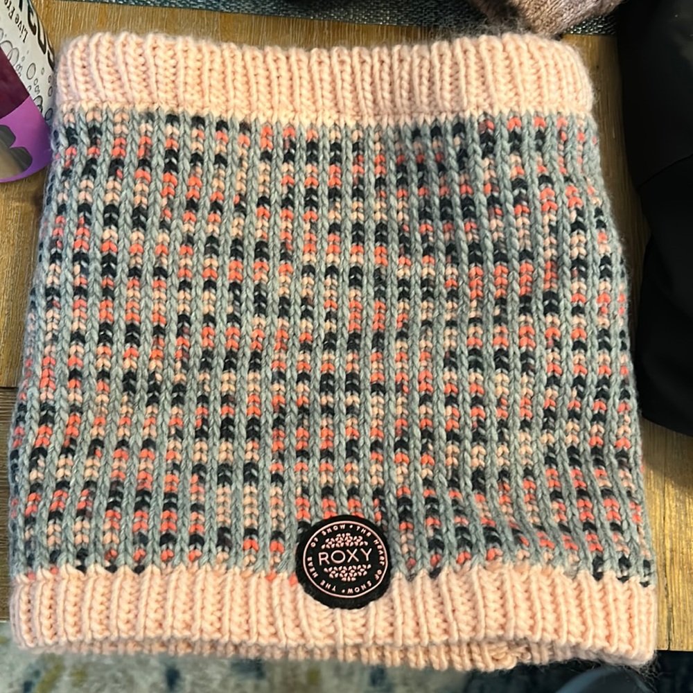 Roxy women’s muff like new used once pink, navy, and grey